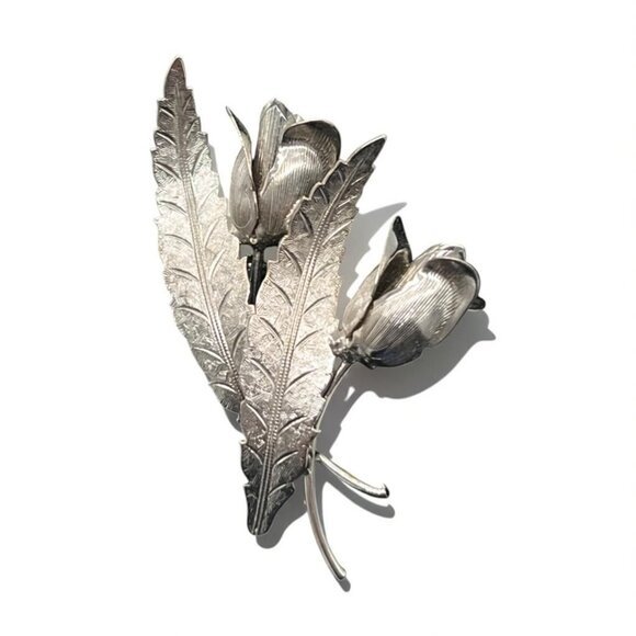 Silver Rosebud Brooch Pin With Textured Leaf Design - Picture 1 of 8